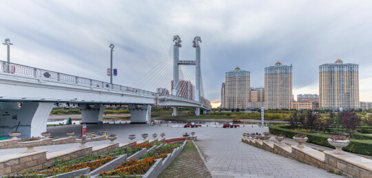 中国内蒙古海拉尔哈萨尔大桥城市景观
