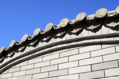 传统瓦顶与砖墙细节