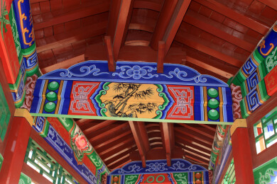 传统彩绘木结构建筑内部