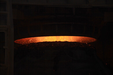 熔炉内炽热的金属液体