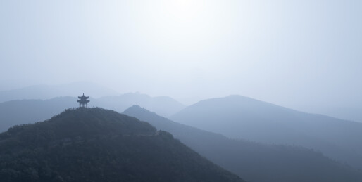 山水云雾水墨画，古风古建亭子