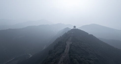 山水云雾水墨画，古风古建亭子