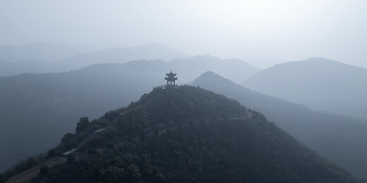 山水云雾水墨画，古风古建亭子