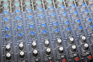 音频调音台控制面板特写