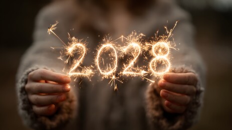 金色2028火花双手捧持创意摄影图片