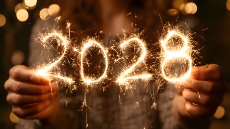 金色夜晚手持2028烟花棒手持摄影高清