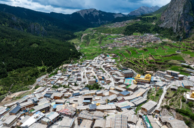 中国甘肃甘南迭部扎尕那藏寨群落景观