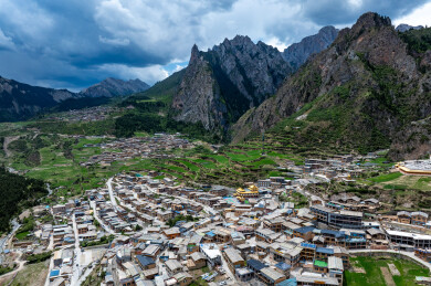 中国甘肃甘南迭部扎尕那藏寨群落景观