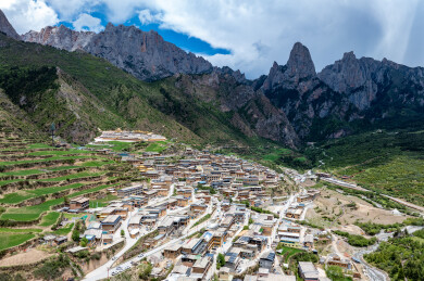 中国甘肃甘南迭部扎尕那藏寨群落景观