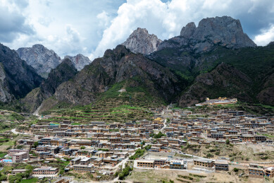 中国甘肃甘南迭部扎尕那藏寨群落景观