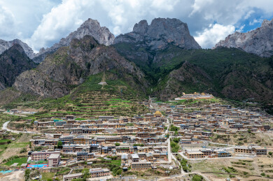 中国甘肃甘南迭部扎尕那藏寨群落景观