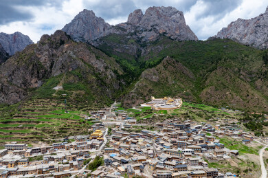 中国甘肃甘南迭部扎尕那藏寨群落景观