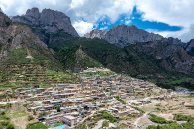 中国甘肃甘南迭部扎尕那藏寨群落景观
