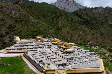 中国甘肃甘南迭部扎尕那藏寨群落景观