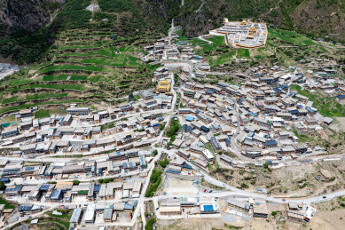 中国甘肃甘南迭部扎尕那藏寨群落景观