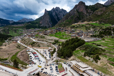 中国甘肃甘南迭部扎尕那藏寨群落景观