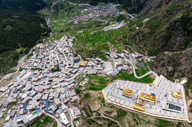 中国甘肃甘南迭部扎尕那藏寨群落景观