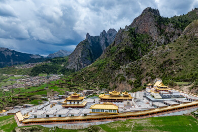 中国甘肃甘南迭部扎尕那藏寨群落景观