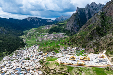 中国甘肃甘南迭部扎尕那藏寨群落景观