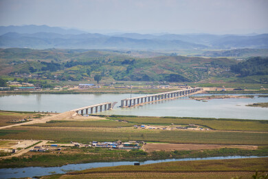 朝鲜内河大桥和民房农田