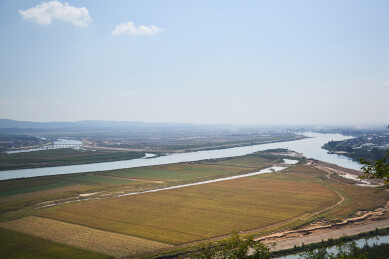 朝鲜内河大桥和民房农田