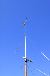 高耸桅杆上的太阳能板与传感器