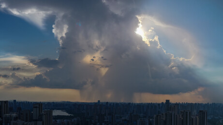 武汉城市上空的壮丽积雨云航拍