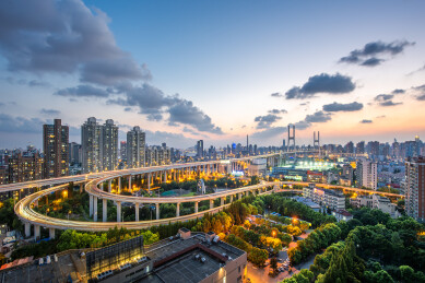 上海南浦大桥浦东段引桥全景日落蓝调过江