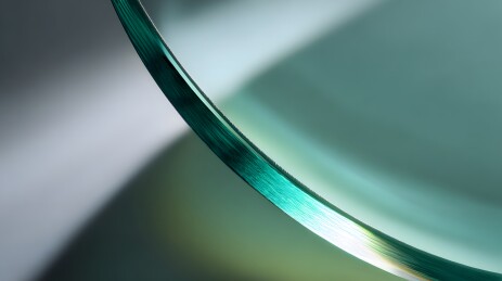 绿色玻璃边缘特写展现光影层次