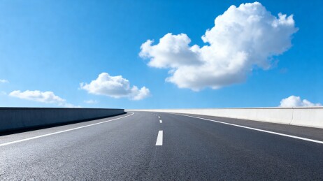 蓝天白云下的空旷公路