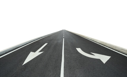 笔直柏油路面上的方向选择