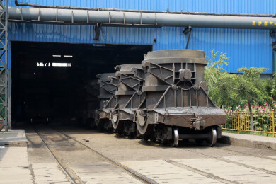 工业厂房内的大型机械车