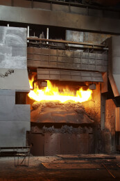 工业炉内高温熔炼场景