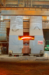 工业炉内高温作业场景