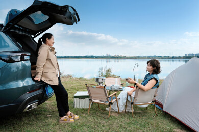 两位女士户外露营惬意时光