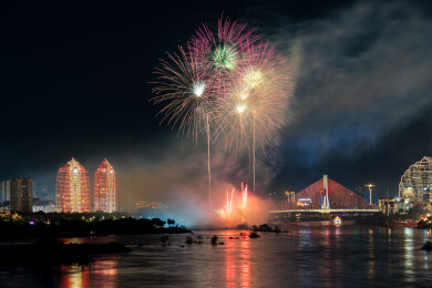 西双版纳告庄西双景夜空绚烂烟花秀
