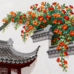 中式建筑白墙黛瓦与凌宵花刺绣