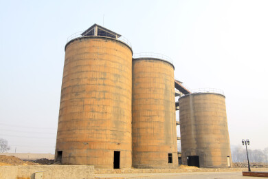 三座大型储粮筒仓
