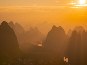 广西桂林相公山漓江日出美景