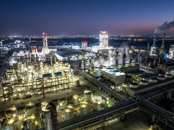 石油炼化化工厂夜景