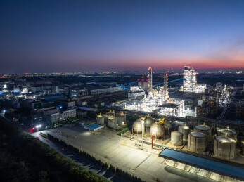 石油炼化化工厂夜景
