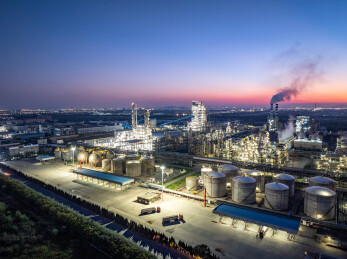 石油炼化化工厂夜景
