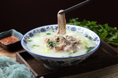 青花瓷碗中的羊肉汤