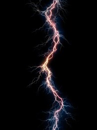 黑色背景上炫目的闪电纹路