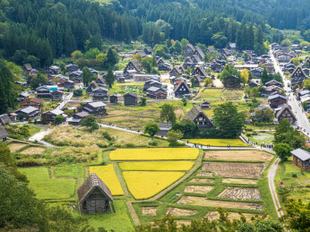 日本岐阜白川乡秋季的自然风光和特色木屋