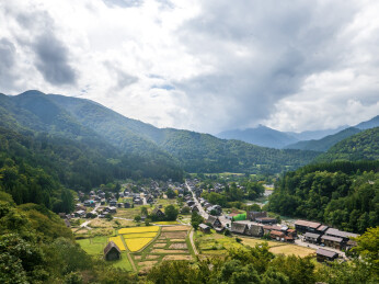 日本岐阜白川乡秋季的自然风光和特色木屋