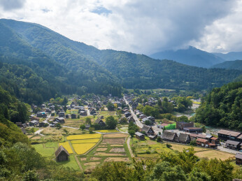 日本岐阜白川乡秋季的自然风光和特色木屋