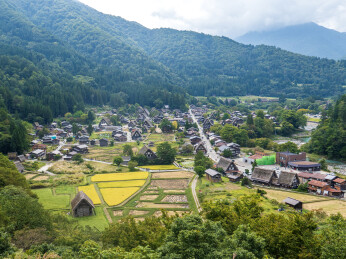 日本岐阜白川乡秋季的自然风光和特色木屋