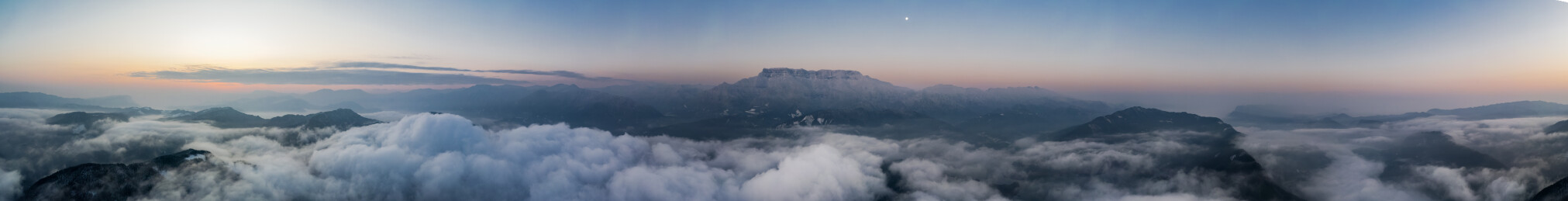航拍日出时分云海上的四川瓦屋山雪景