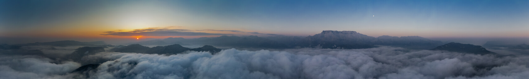 航拍日出时分云海上的四川瓦屋山雪景